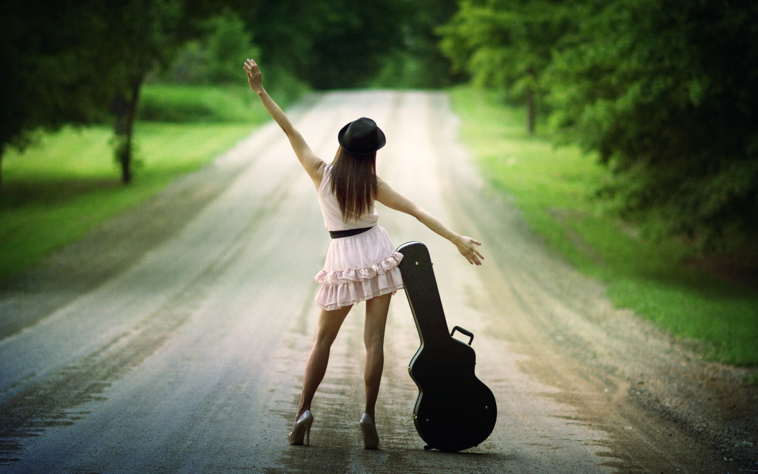 نام: Girl-Music-Dress-Alone.jpg نمایش: 720 اندازه: 563.8 کیلو بایت