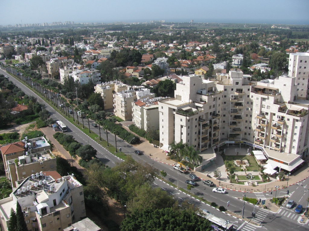 نام: PikiWiki_Israel_7457_Ramat_Hasharon_from_the_top_of_tops.JPG نمایش: 103 اندازه: 525.5 کیلو بایت