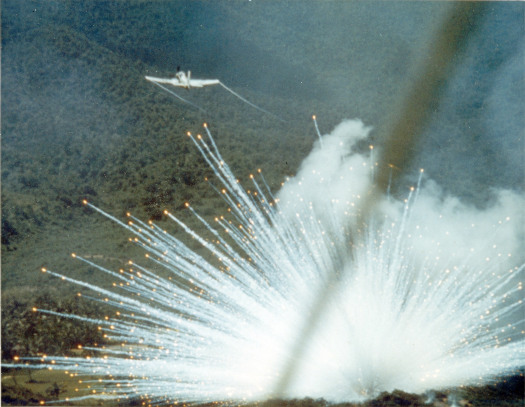 نام: A-1E_drops_white_phosphorus_bomb_1966.jpg نمایش: 109 اندازه: 1.35 مگابایت