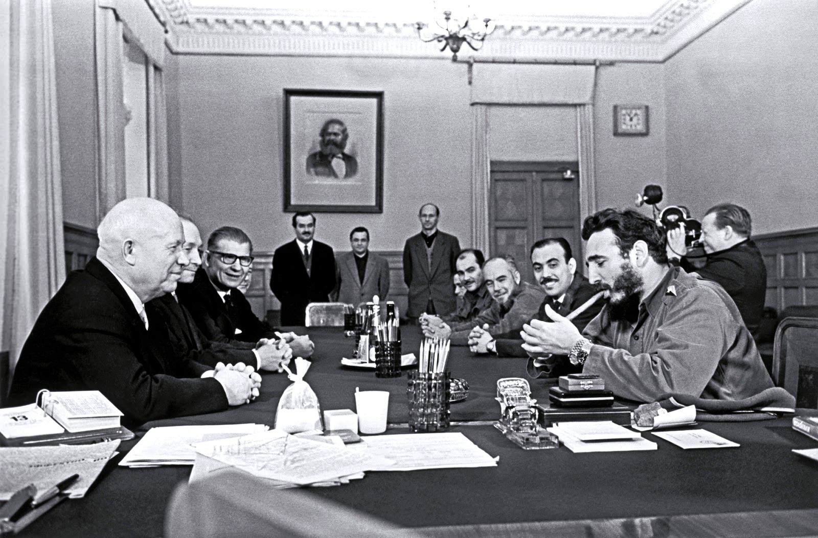 نام: Khruschev-with-Fidel-Castro-Rolex-Day-Date-and-Submariner-.jpg نمایش: 159 اندازه: 469.3 کیلو بایت
