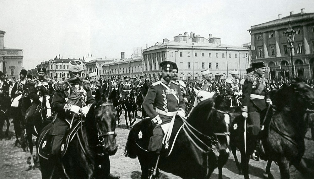 نام: 1900_troop_review_on_Theatre_Square_1.jpg نمایش: 82 اندازه: 196.5 کیلو بایت
